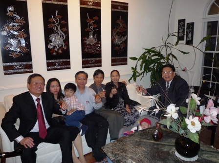Nghĩa Sinh dự tiệc mừng lễ tốt nghiệp y khoa của Họa Mi, ái nữ của Trưởng Luân ngày 24-05-2009